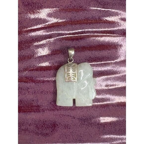 Vintage Jade elephant pendant - Picture 4 of 8